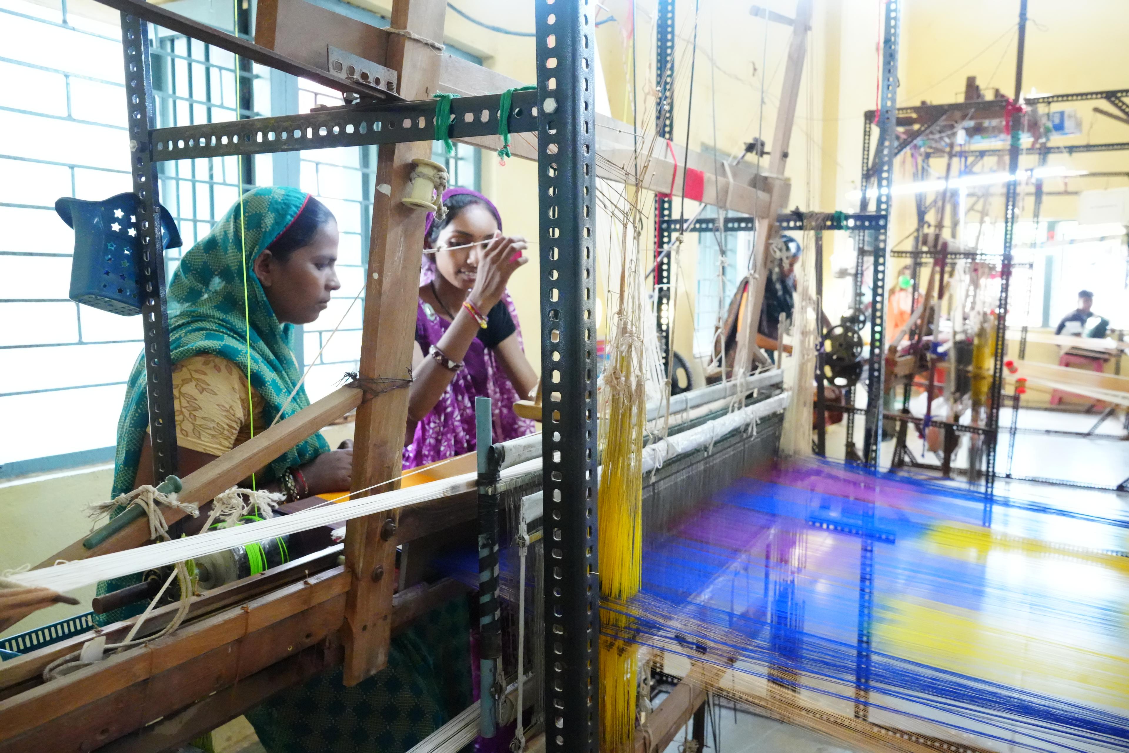 Maheshwari Handloom - Women Weaving